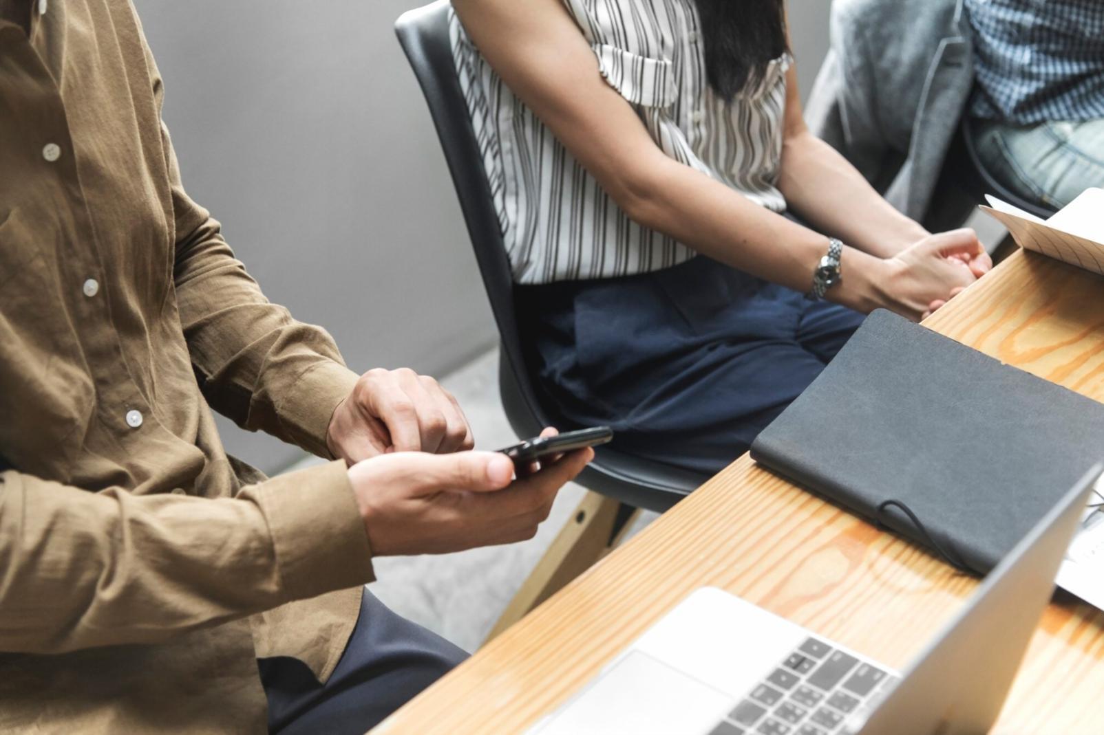 Teilnehmer bei der praktischen Arbeit an Finanzauswertungen