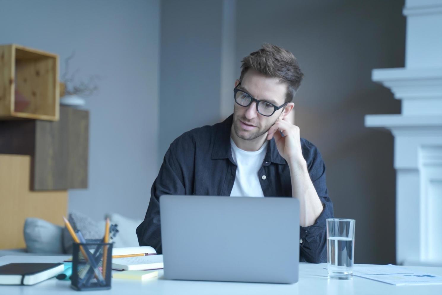 Arbeitsplatz mit Finanzunterlagen und Computer